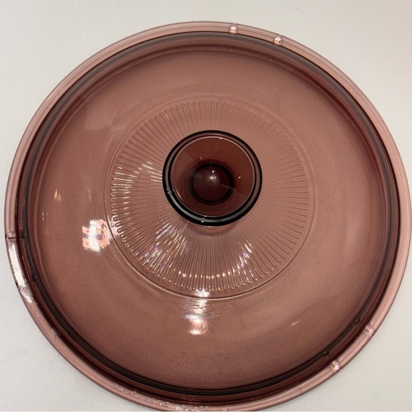 Vintage Vision Corning Pyrex 2.5 L cranberry pot with lid - Picture 8 of 11